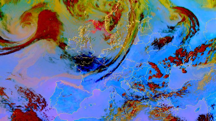 Das Satellitenbild illustriert durch verschiedene Spektralkanäle Staub und andere Luftbestandteile über Europa. Hohe Vulkanaschekonzentrationen zeigen sich in Hellrot bis Hellorange bzw. leuchtend Orange.