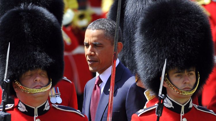 Obama schreitet die Garde ab.