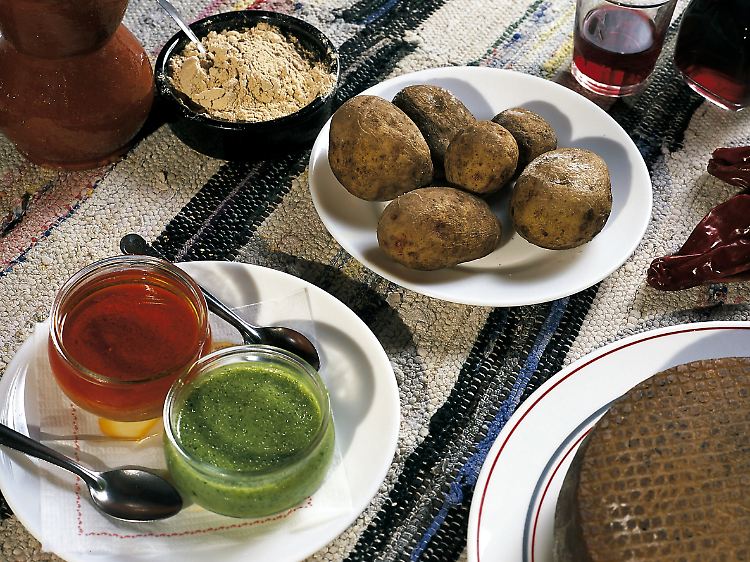 Einfach, aber lecker: Die kanarischen Kartoffeln werden auf La Gomera ungeschält gegessen, mit roter oder grüner "Mojo".