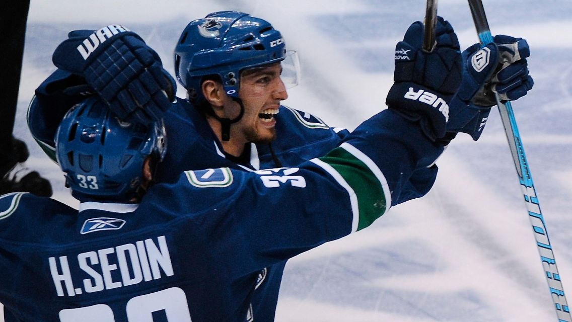 Die Vancouver-Spieler Alex Burrows und Henrik Sedin feiern den Finaleinzug.