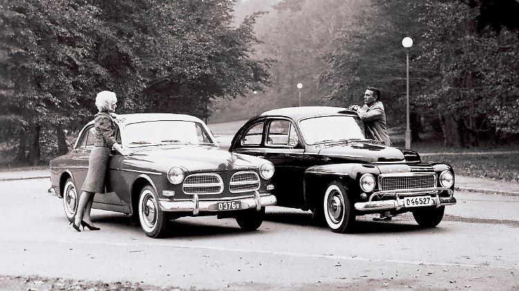 Der Volvo P120 Amazon (l) war als Nachfolger der "Buckel"-Baureihe (r) konzipiert.