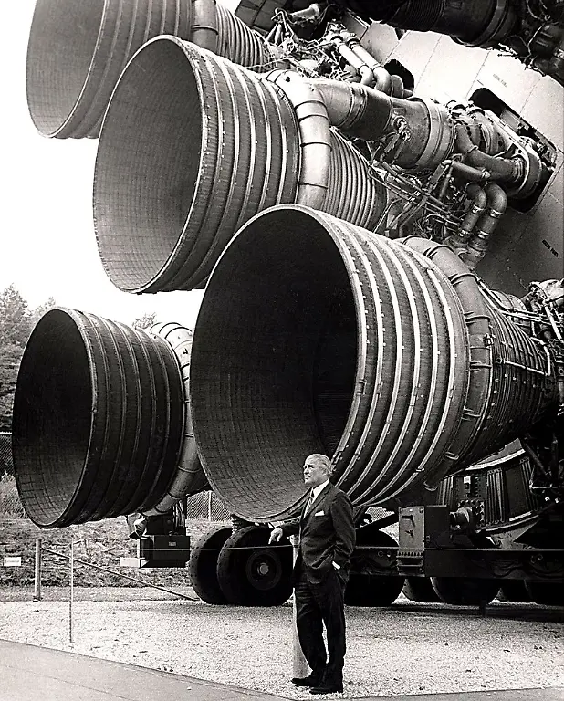 saturn-V-erste-Stufe-mit-Wernher-von-Braun