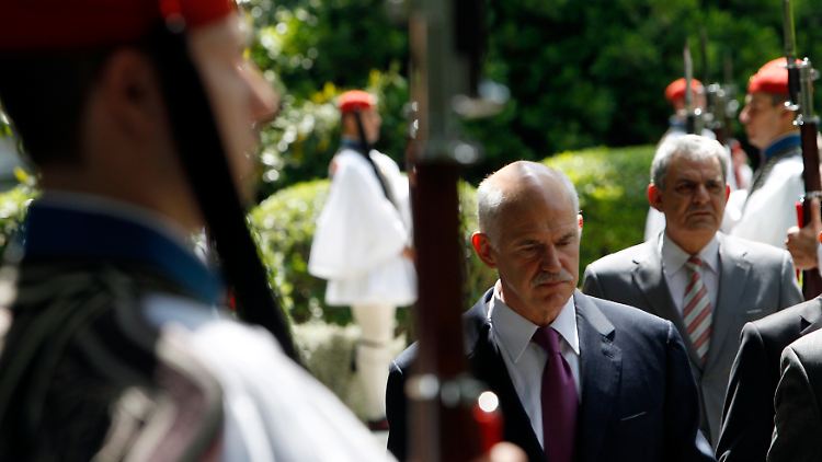 Düstere Mienen in Athen: Giorgos Papandreou nach seinem Treffen mit Präsident Karolos Papoulias.