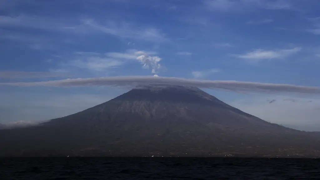 Gefaehrliche-Schoenheit-Der-Agung-koennte-sich-jederzeit-in-einen-Feuer-und-Lava-speienden-Berg-verwandeln