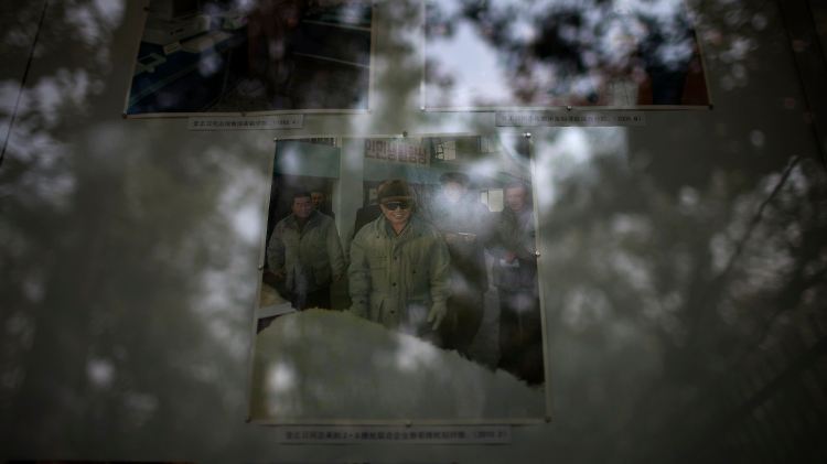 Kim in der Botschafts Nordkoreas in Peking - aufgenommen von draußen durch die Fensterscheiben des Gebäudes.