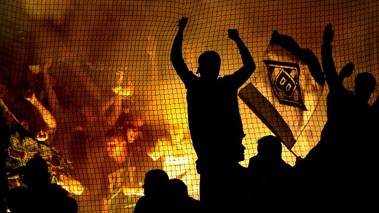Sieben Monate stand Borussia Mönchengladbach in der Bundesliga-Saison 2010/11 auf einem Abstiegsplatz. Absteigen muss der Klub dank der Relegation trotzdem nicht.