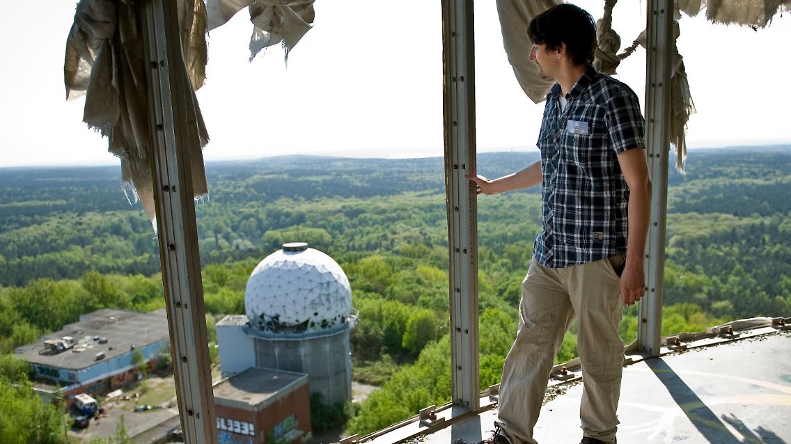 Zerfetzte Verkleidung, grandioser Ausblick: Stadtführer Jüttemann geleitet Besucher durch die ehemalige Abhörstation auf dem Teufelsberg.