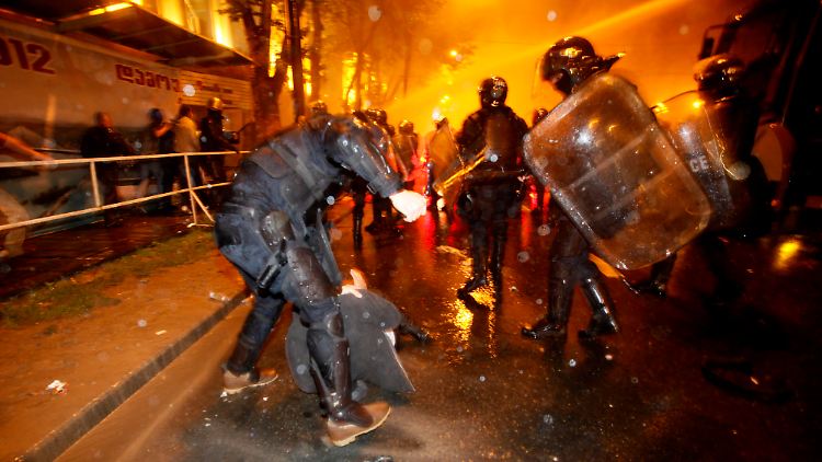 Polizisten schlugen mit Gummiknüppeln auf Demonstranten ein.