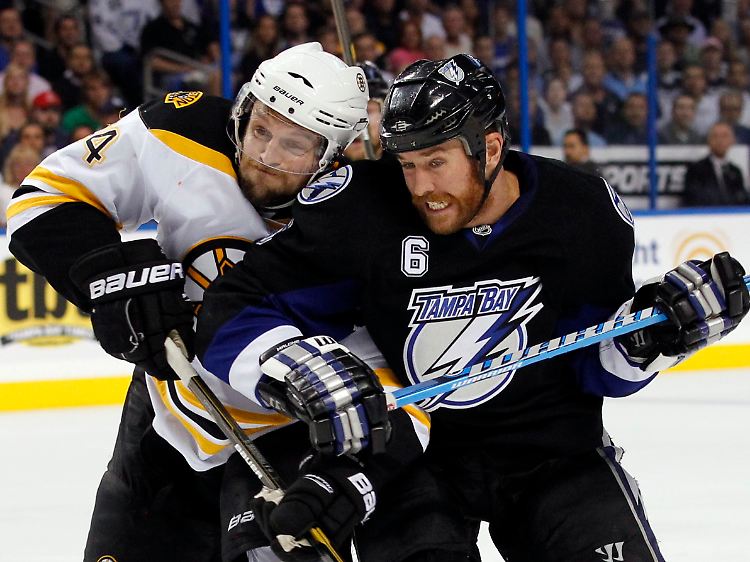 Es wird mit harten Bandagen gekämpft: Dennis Seidenberg (links) und Tampa-Bay-Profi Ryan Malone.