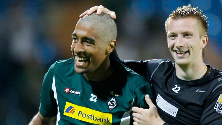 Marco Reus freut sich über Dantes neue "Frisur".