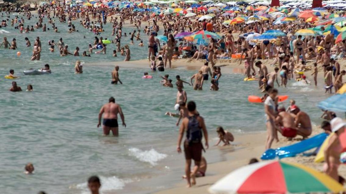 Ein voller Strand am Schwarzen Meer: In Bulgarien sind die Urlaubsnebenkosten niedrig.