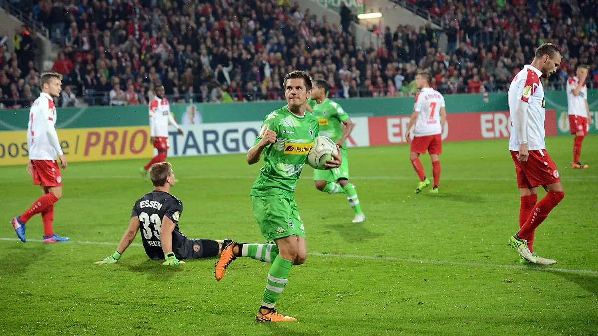 Jubelt-ueber-seinen-Ausgleichstreffer-zum-1-1-Jonas-Hofmann