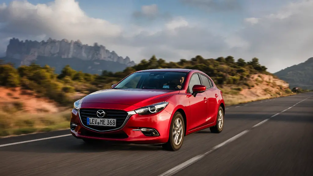 2017Mazda3-HB-Action-9