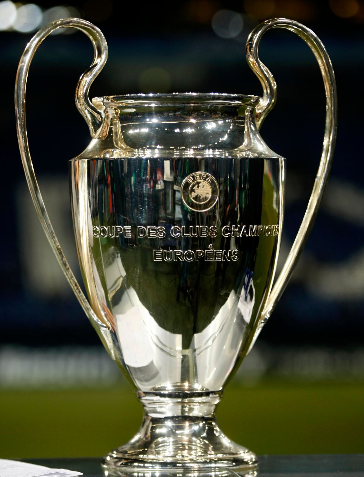 Das ist der Pokal, auf den ganz Fußball-Europa heiß ist: Die Champions-League-Trophäe. Bis 1992 hieß der Wettbewerb noch "Europapokal der Landesmeister", den Legenden wie ... 
