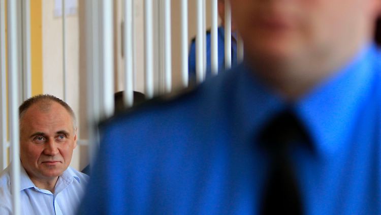 Körperlich angeschlagen, moralisch ungebrochen: Nikolaj Statkevich vor dem Gericht in Minsk.