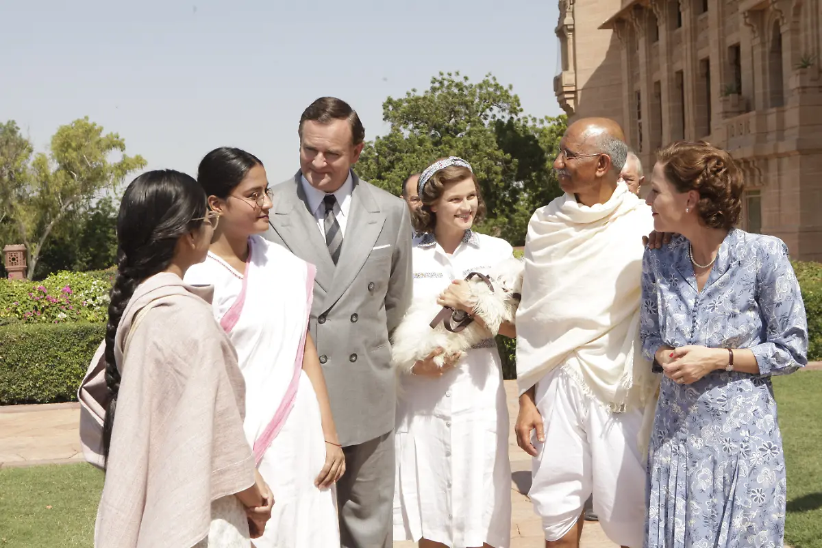 Hugh-Bonneville-Mountbatten-Lily-Travers-Pamela-Neeraj-Kabi-Gandhi-und-Gillian-Anderson-Edwina