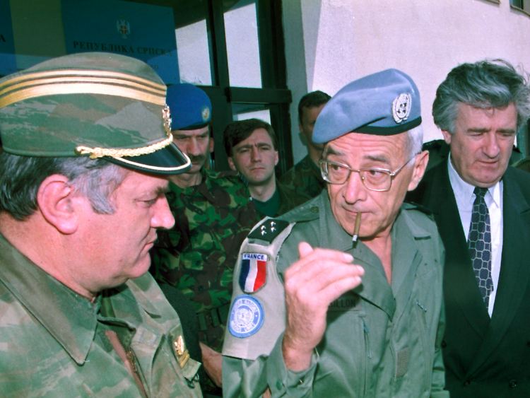 Mladic (l) un Karadzic (r) im Gespräch mit dem UN-Kommandeur General Philippe Morillon aus Frankreich.