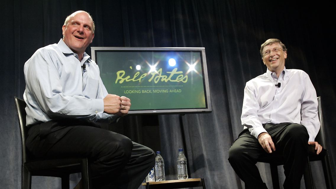 Steve Ballmer hat gut lachen: Verwaltungsratschef Gates hält zum Microsoft-Chef.