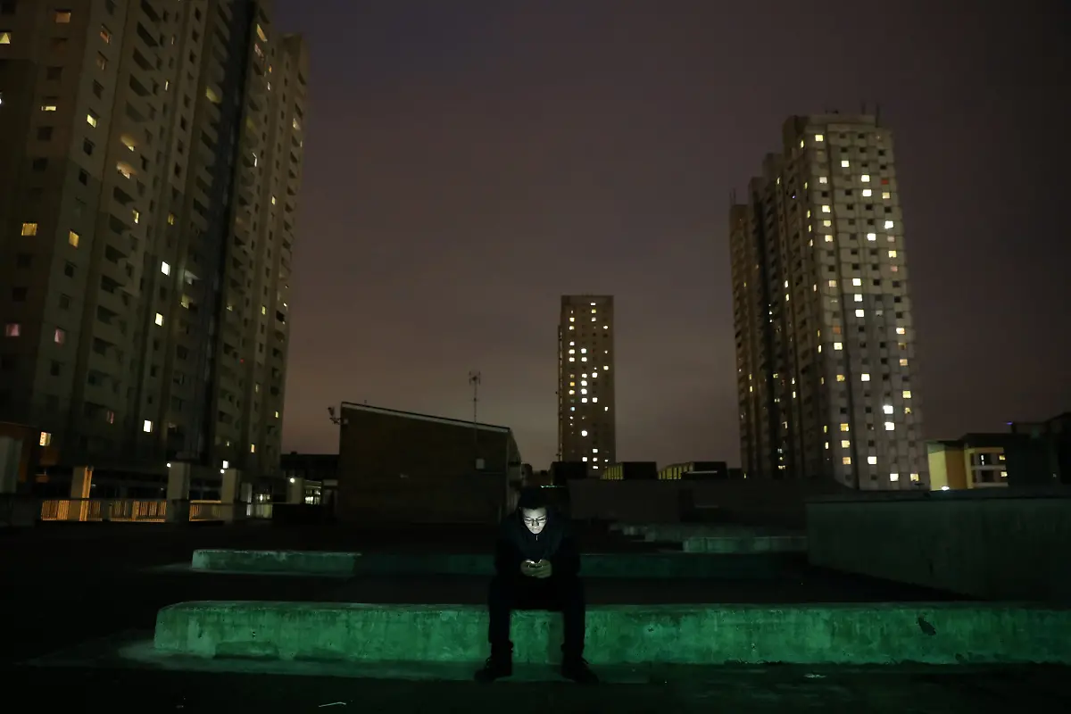 Der-Student-und-Grime-Kuenstler-MC-Squintz-organisiert-ueber-sein-Smartphone-meist