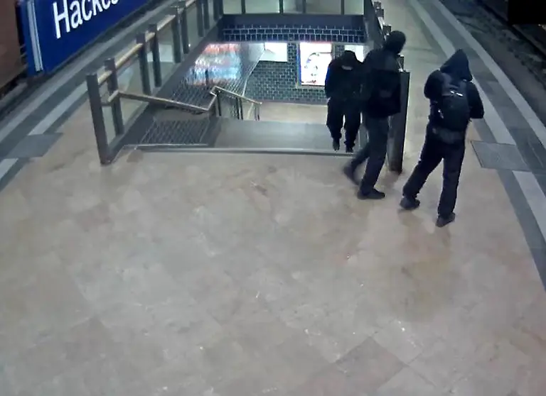 Bilder-der-Ueberwachungskamera-an-der-Bahnhofstreppe