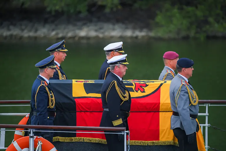 4dd0e66629793aaea0643ab5b738d95d