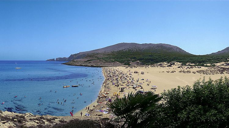 Wer Cluburlaub macht, kommt vielleicht gar nicht bis zum Strand, sondern bleibt gleich am Pool liegen.