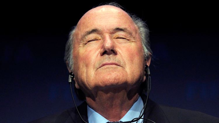 Augen zu und durch? Joseph Blatter sieht seiner Untersuchung im eigenen Haus ausgesetzt.