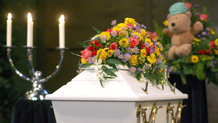 2006: Der Sarg des getöteten zweijährigen Kevin in der Kapelle des Friedhofs Walle in Bremen.