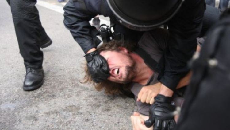 Bilder von Polizeigewalt sorgen im Netz für Empörung.