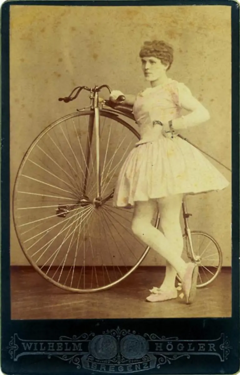 Ballerina-mit-Hochrad