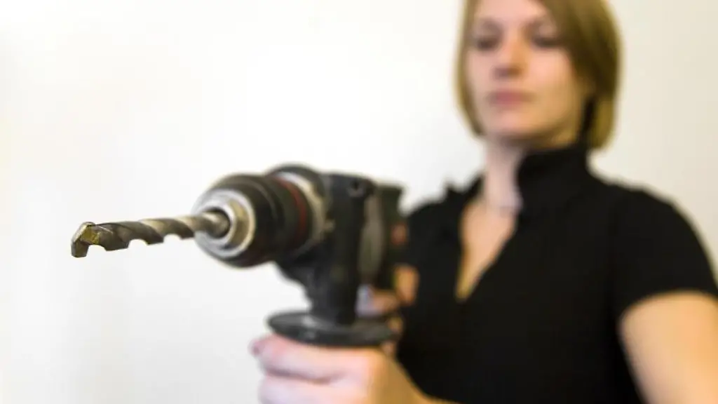 Frau-mit-einer-Bohrmaschine