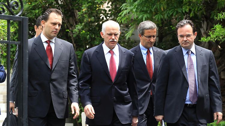 Ernste Mienen: Ministerpräsident Papandreou (m) umrahmt von seinem Finanzminister Papaconstantinou (r) und Außenminister Droutsas (l).