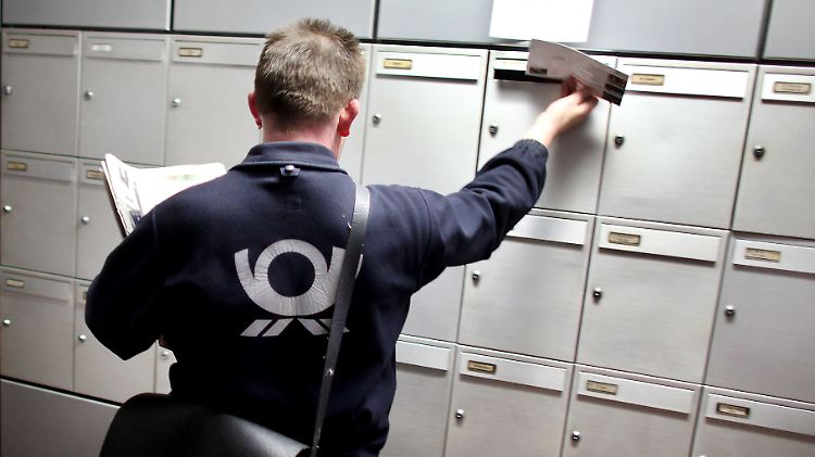 Der Postbote bringt nicht nur die Briefe, er registriert auch, wenn sich Namensschilder ändern.