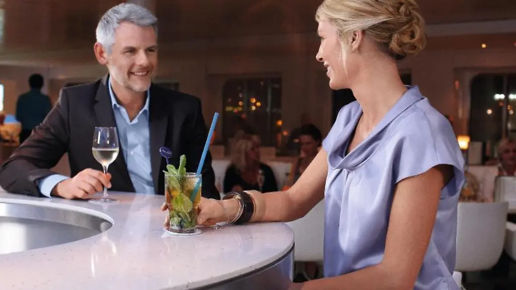 Ein-Mann-und-eine-Frau-an-der-Bar