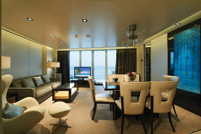 Norwegian-Getaway-DeluxOwnersSuite-Livingroom