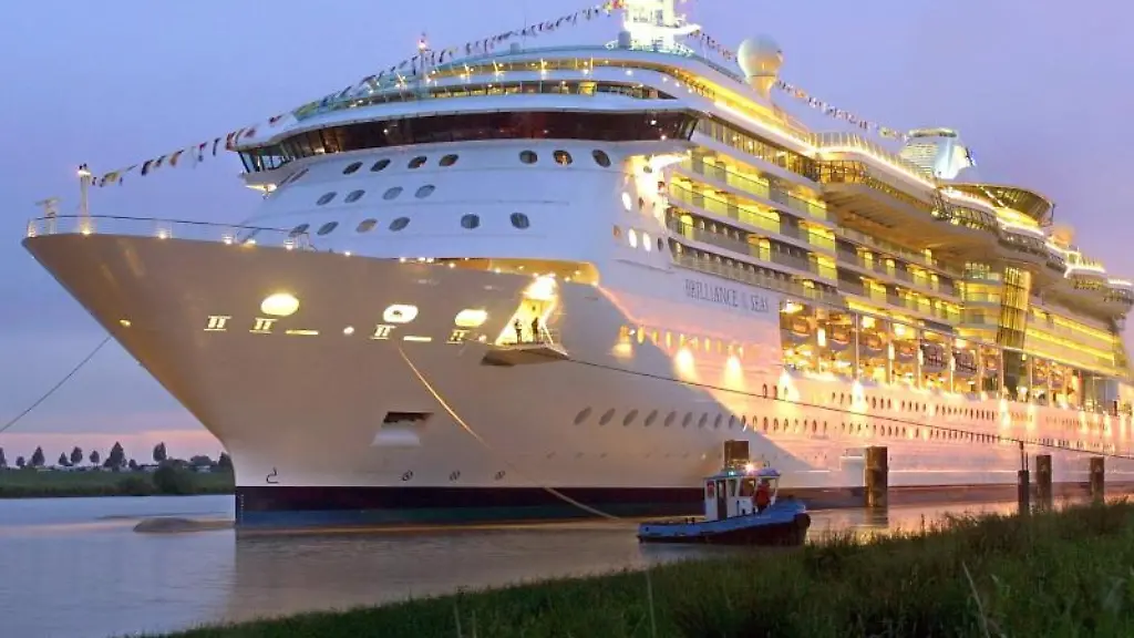 Kreuzfahrtschiff-am-Abend