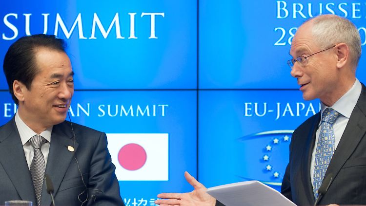 EU-Ratspräsident Herman Van Rompuy (r) nutzt die Gelegenheit und trägt ein Haiku vor. Naoto Kan zeigt sich gebührend beeindruckt.