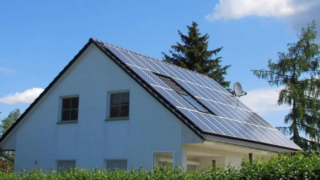 Photovoltaikanlage-auf-einem-Hausdach