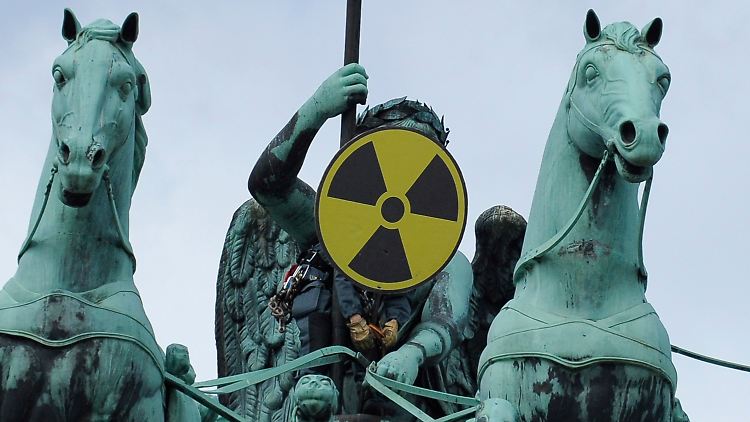 Ein Greenpeace-Aktivist hat die Quadriga in Berlin erklommen. Die Organisation will den Atom-Ausstieg bis 2015. 