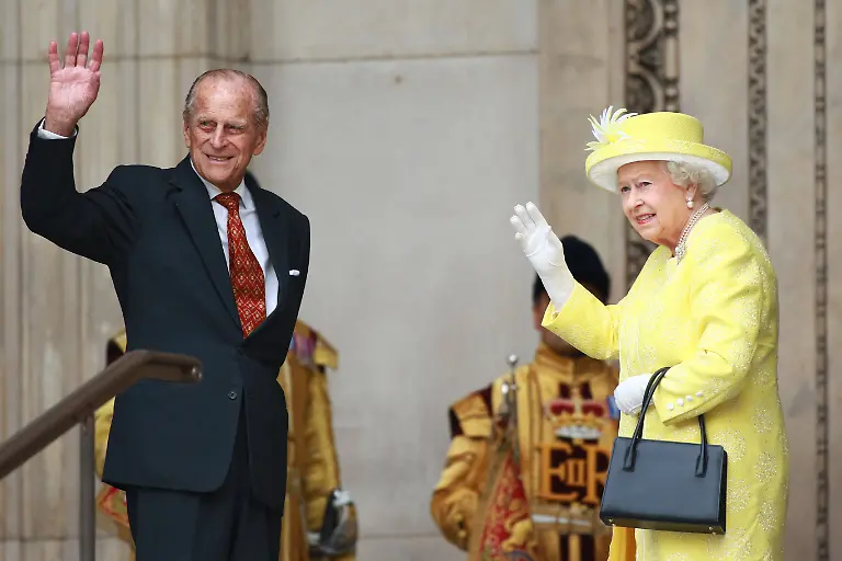 Am-Tag-zuvor-wurde-die-Queen-in-einem-Gottesdienst-in-der-St-Pauls-Kathedrale-in-London-von-Geistlichen-und-Politikern-fuer-ihr-Wirken-geehrt-Mit-dabei-war-auch-ihr-Gatte-Prinz-Philip-der-seinen-95-Geburtstag-gefeiert-hat