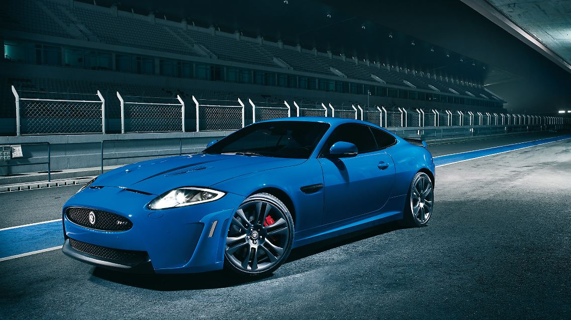 Der jaguar XKR-S sieht nicht nur böse aus, unter der Haube arbeiten auch 550 PS.