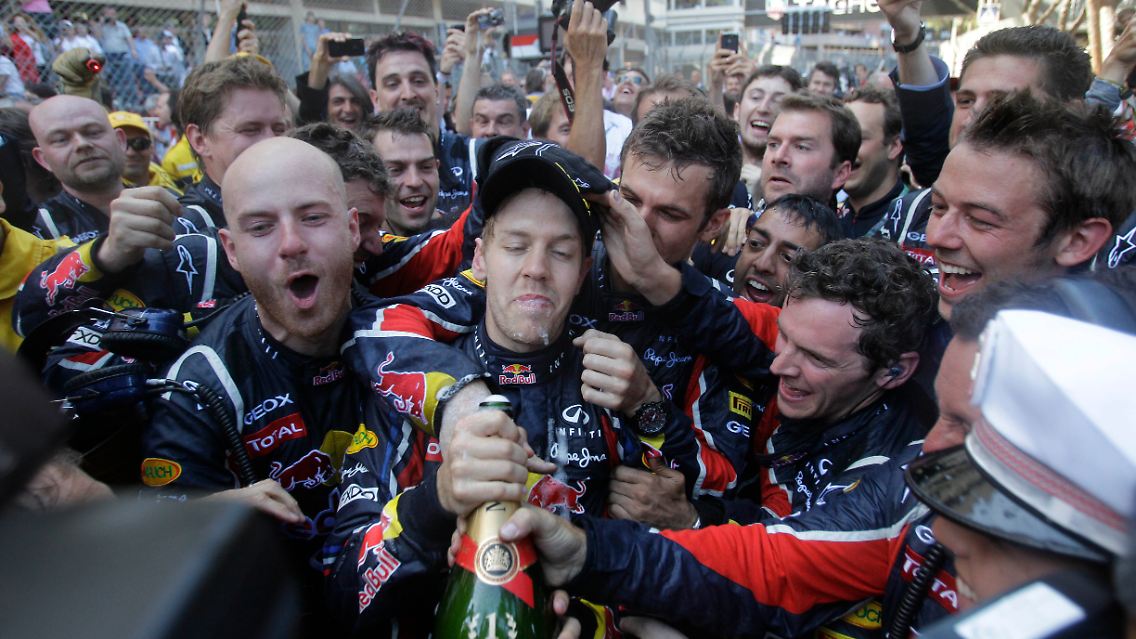 Freudentaumel bei Red Bull: Das Team feiert Seriensieger Sebastian Vettel, der die WM nun mit 58 Zählern Vorsprung anführt.