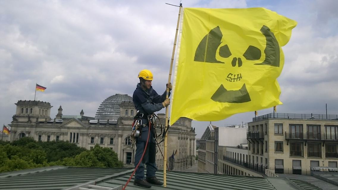 In Reichweite des Kanzleramtes starteten Umweltaktivisten zahlreiche Protestaktionen.