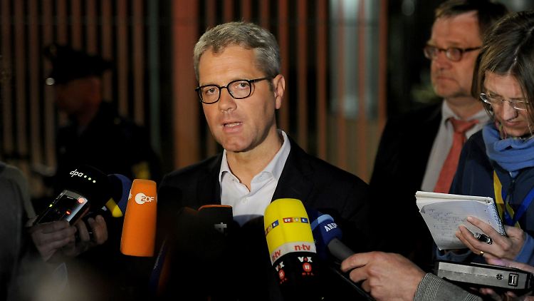 Umweltminister Röttgen, einer der wenigen in der Koalition, der sich 2010 gegen die Laufzeitverlängerung gesperrt hatte, verkündet die Einigung.