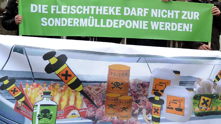 Protest der niedersächsischen Grünen: Antibiotika, Dioxin, Maschinenfett und Blutplasma haben in den Futtertrögen und auf den Tellern der Verbraucher nichts zu suchen.
