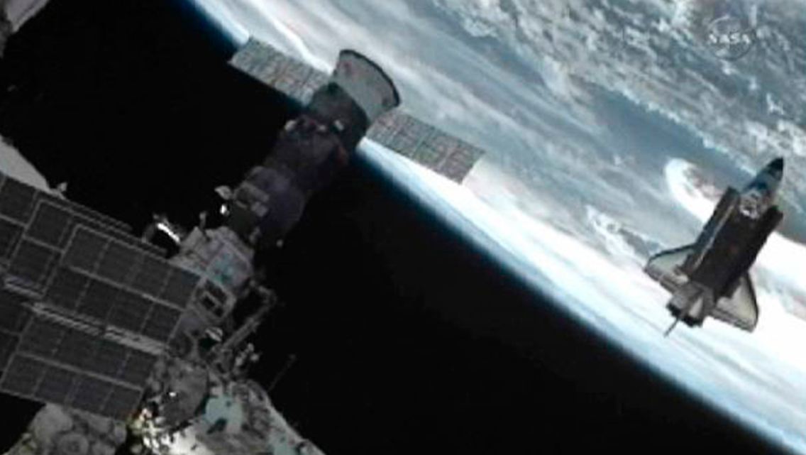 Die Raumfähre "Endeavour" und die ISS (vorn) nach dem Abdocken.