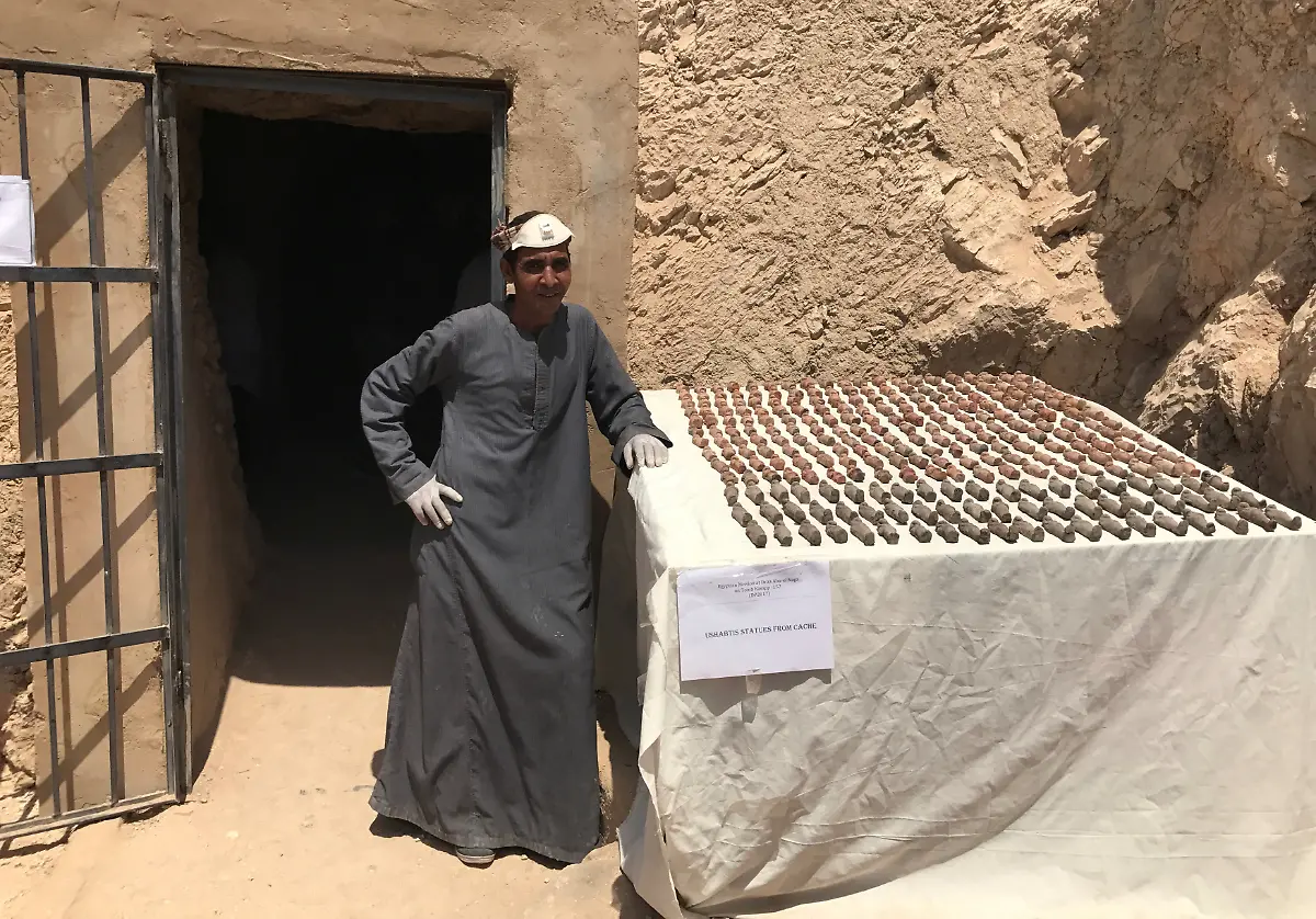 99db420d7a40bae42b5a7f967f06bcf7