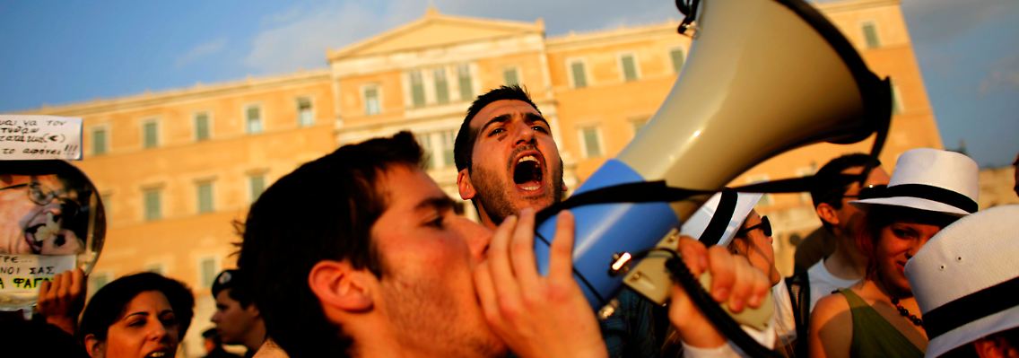 Tausende Griechen protestieren gegen die Sparpolitik ihrer Regierung.