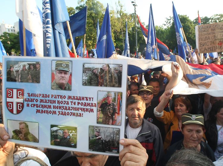 Dem Ex-General der bosnischen Serben wird u.a. der Mord am 8000 muslimischen Jungen und Männern in Srebrenica angelastet.