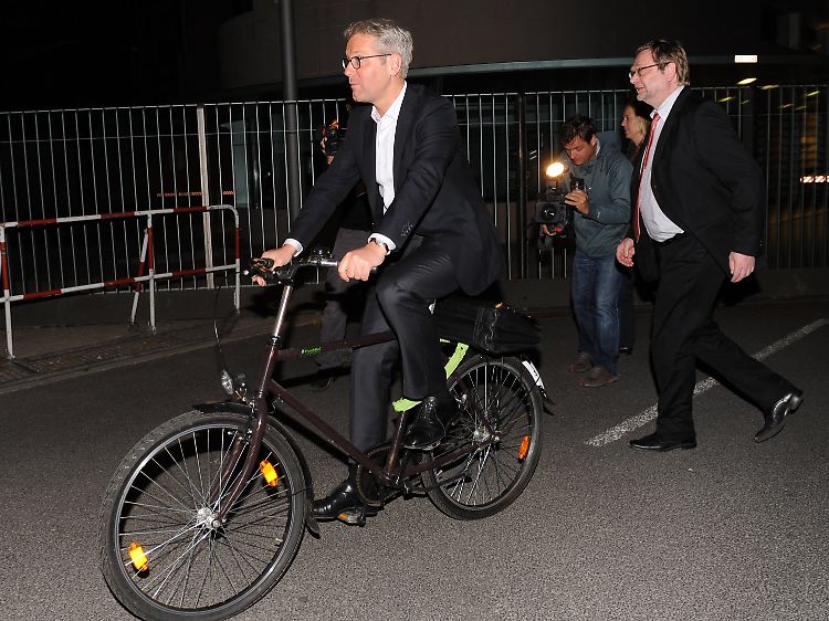 Umweltminister Röttgen verließ das Kanzleramt in der Nacht zu Montag symbolträchtig per Fahrrad. Dabei vergaß er, das Licht anzuschalten.